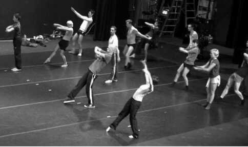 Picture 1a. Wayne McGregor showing the troupe a phrase 